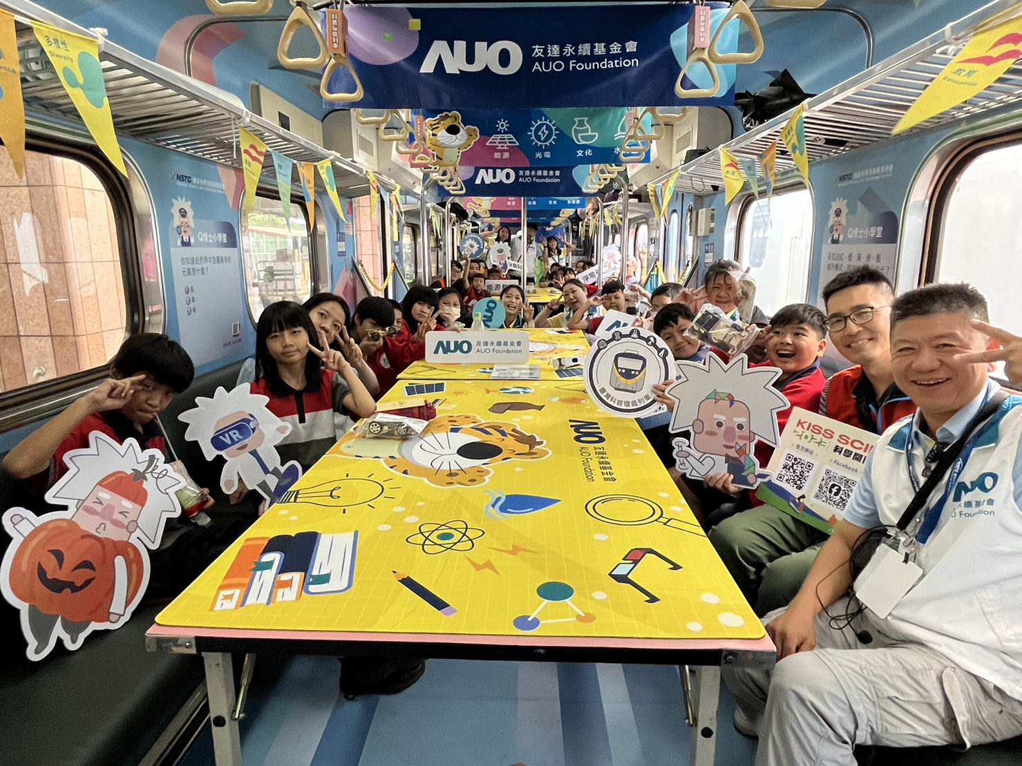 ag电玩永續基金會參與「臺灣科普環島列車」，設計基礎科學車廂課程，以「淨零碳排和永續能源」為主題，讓學生透過創意實驗認識淨零知識，以及思考生活中的減碳行為